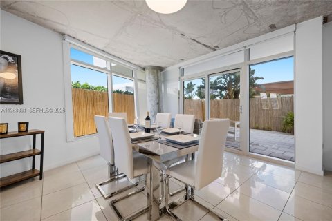 Condo in Miami, Florida, 2 bedrooms  № 2081038 - photo 11
