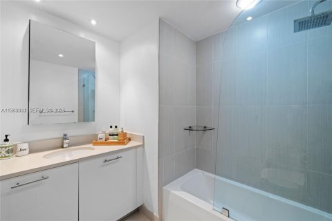 Condo in Miami, Florida, 2 bedrooms  № 2081038 - photo 14