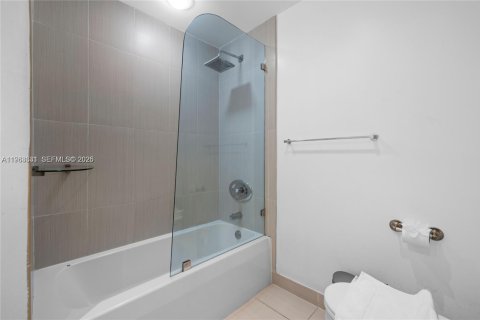 Condo in Miami, Florida, 2 bedrooms  № 2081038 - photo 12