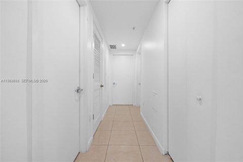 Condo in Miami, Florida, 2 bedrooms  № 2081038 - photo 21