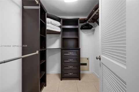 Condo in Miami, Florida, 2 bedrooms  № 2081038 - photo 13