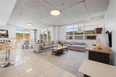 Condo in Miami, Florida, 2 bedrooms  № 2081038 - photo 2