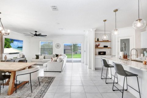 House in Zephyrhills, Florida 4 bedrooms, 197.32 sq.m. № 2400201 - photo 11