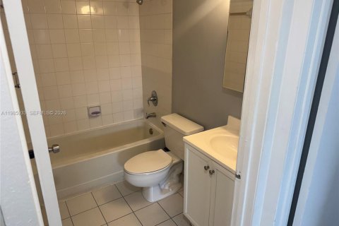 Commercial property in Miami, Florida 2 bedrooms, 80.82 sq.m. № 2068519 - photo 25