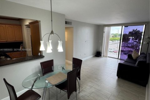 Commercial property in Miami, Florida 2 bedrooms, 80.82 sq.m. № 2068519 - photo 2