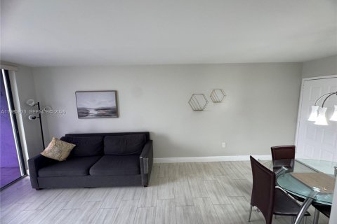 Commercial property in Miami, Florida 2 bedrooms, 80.82 sq.m. № 2068519 - photo 4