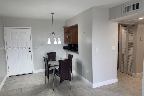 Commercial property in Miami, Florida 2 bedrooms, 80.82 sq.m. № 2068519 - photo 30