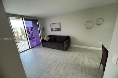 Commercial property in Miami, Florida 2 bedrooms, 80.82 sq.m. № 2068519 - photo 10