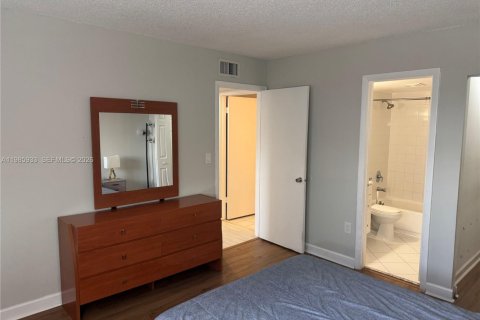 Commercial property in Miami, Florida 2 bedrooms, 80.82 sq.m. № 2068519 - photo 14