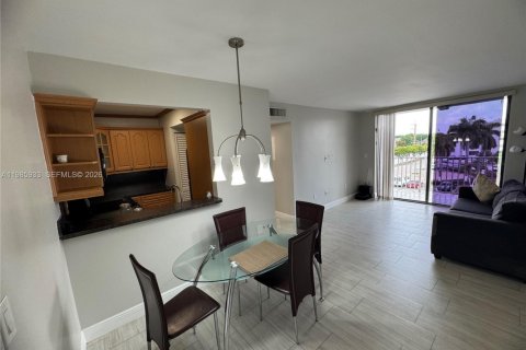 Commercial property in Miami, Florida 2 bedrooms, 80.82 sq.m. № 2068519 - photo 5