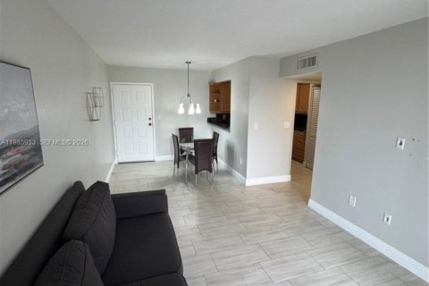 Commercial property in Miami, Florida 2 bedrooms, 80.82 sq.m. № 2068519 - photo 7