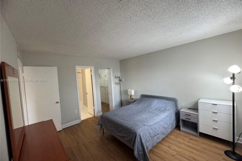 Commercial property in Miami, Florida 2 bedrooms, 80.82 sq.m. № 2068519 - photo 17