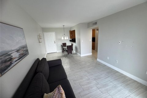 Commercial property in Miami, Florida 2 bedrooms, 80.82 sq.m. № 2068519 - photo 6