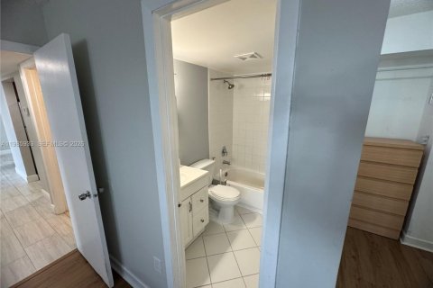 Commercial property in Miami, Florida 2 bedrooms, 80.82 sq.m. № 2068519 - photo 15