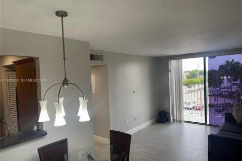 Commercial property in Miami, Florida 2 bedrooms, 80.82 sq.m. № 2068519 - photo 27