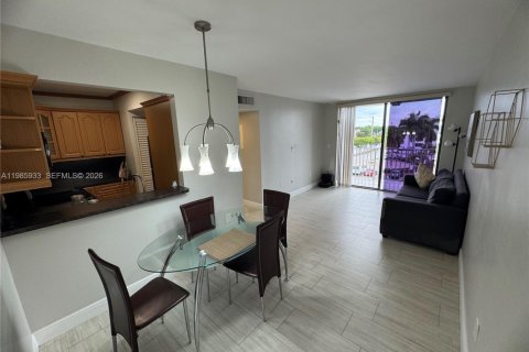 Commercial property in Miami, Florida 2 bedrooms, 80.82 sq.m. № 2068519 - photo 3