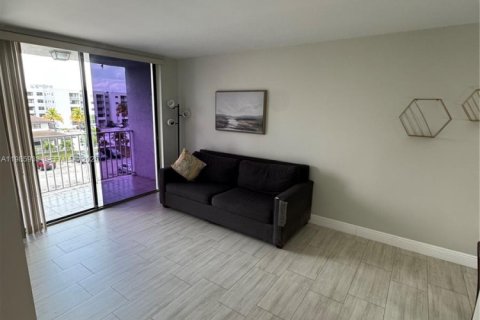 Commercial property in Miami, Florida 2 bedrooms, 80.82 sq.m. № 2068519 - photo 9