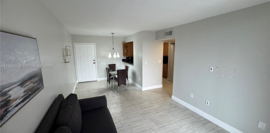 Commercial property in Miami, Florida 2 bedrooms, 80.82 sq.m. № 2068519