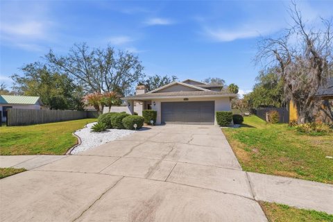 House in Temple Terrace, Florida 4 bedrooms, 228.63 sq.m. № 2220558 - photo 4