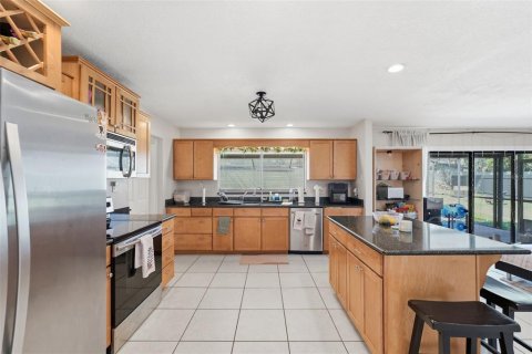 House in Temple Terrace, Florida 4 bedrooms, 228.63 sq.m. № 2220558 - photo 15