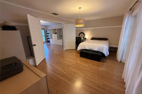 House in Temple Terrace, Florida 4 bedrooms, 228.63 sq.m. № 2220558 - photo 21