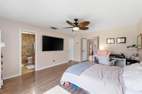 House in Temple Terrace, Florida 4 bedrooms, 228.63 sq.m. № 2220558 - photo 27