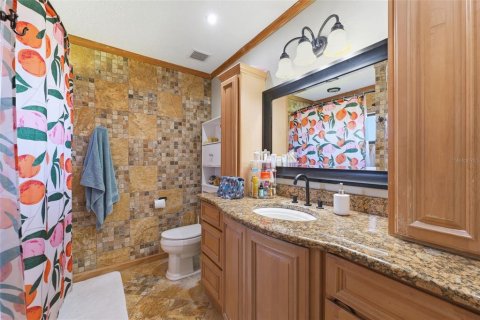 House in Temple Terrace, Florida 4 bedrooms, 228.63 sq.m. № 2220558 - photo 28