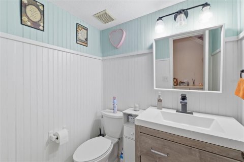 House in Temple Terrace, Florida 4 bedrooms, 228.63 sq.m. № 2220558 - photo 25