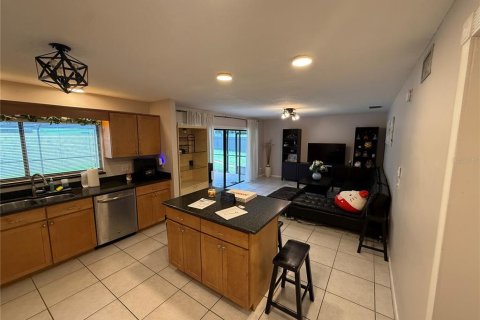 House in Temple Terrace, Florida 4 bedrooms, 228.63 sq.m. № 2220558 - photo 12