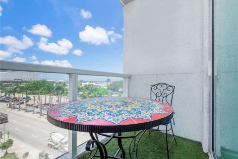 Condo in Miami, Florida, 2 bedrooms  № 2065891 - photo 18