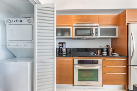 Condo in Miami, Florida, 2 bedrooms  № 2065891 - photo 17