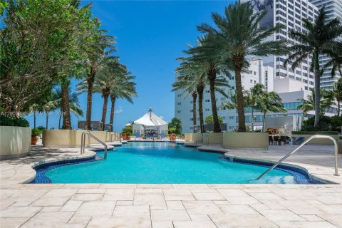 Condo in Miami, Florida, 2 bedrooms  № 2065891 - photo 29