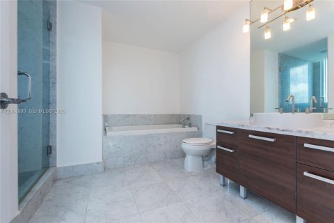 Condo in Miami, Florida, 2 bedrooms  № 2065891 - photo 13
