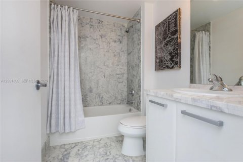 Condo in Miami, Florida, 2 bedrooms  № 2065891 - photo 16