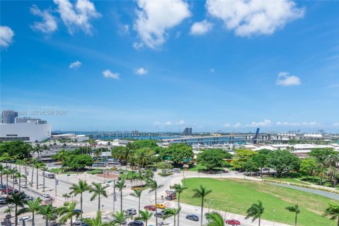 Condo in Miami, Florida, 2 bedrooms  № 2065891 - photo 23