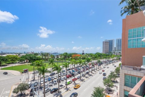 Condo in Miami, Florida, 2 bedrooms  № 2065891 - photo 24