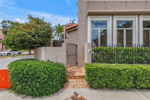Condominio en venta en Sarasota, Florida, 2 dormitorios, 159.88 m2 № 1801928 - foto 2