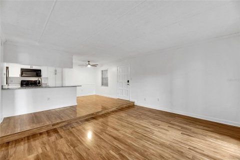 Condo in Tampa, Florida, 1 bedroom  № 1909412 - photo 10