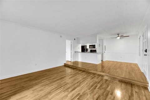 Condo in Tampa, Florida, 1 bedroom  № 1909412 - photo 12