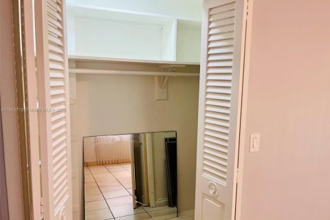 Copropriété à louer à Hallandale Beach, Floride: 1 chambre, 58.99 m2 № 1945596 - photo 16