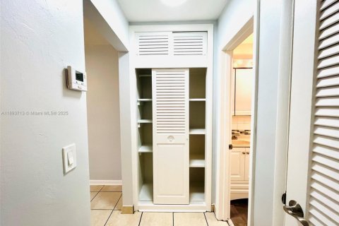 Copropriété à louer à Hallandale Beach, Floride: 1 chambre, 58.99 m2 № 1945596 - photo 18