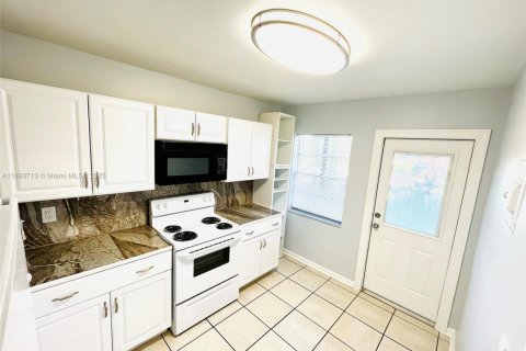 Copropriété à louer à Hallandale Beach, Floride: 1 chambre, 58.99 m2 № 1945596 - photo 12