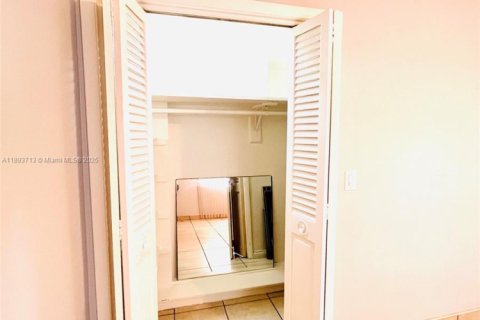 Copropriété à louer à Hallandale Beach, Floride: 1 chambre, 58.99 m2 № 1945596 - photo 17