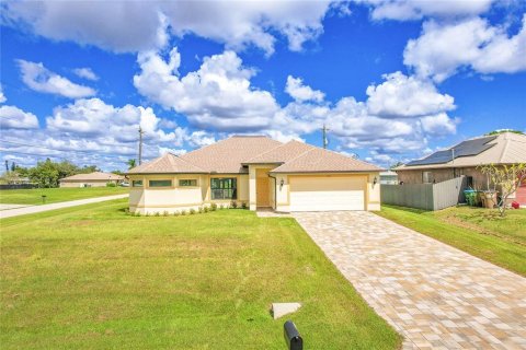 House in Cape Coral, Florida 4 bedrooms, 173.36 sq.m. № 2329406 - photo 26