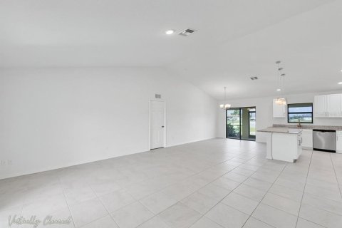 House in Cape Coral, Florida 4 bedrooms, 173.36 sq.m. № 2329406 - photo 3