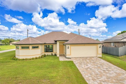 House in Cape Coral, Florida 4 bedrooms, 173.36 sq.m. № 2329406 - photo 2