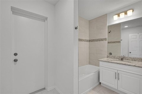 House in Cape Coral, Florida 4 bedrooms, 173.36 sq.m. № 2329406 - photo 19