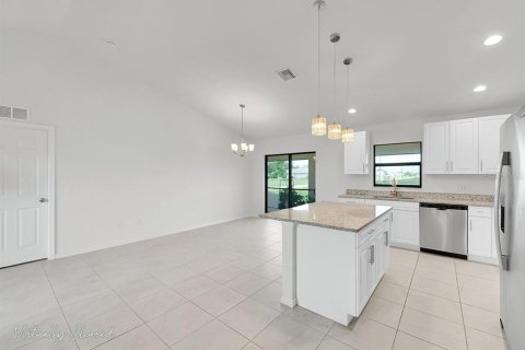 House in Cape Coral, Florida 4 bedrooms, 173.36 sq.m. № 2329406 - photo 6