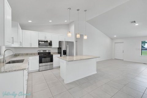 House in Cape Coral, Florida 4 bedrooms, 173.36 sq.m. № 2329406 - photo 7