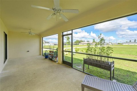 House in Cape Coral, Florida 4 bedrooms, 173.36 sq.m. № 2329406 - photo 23